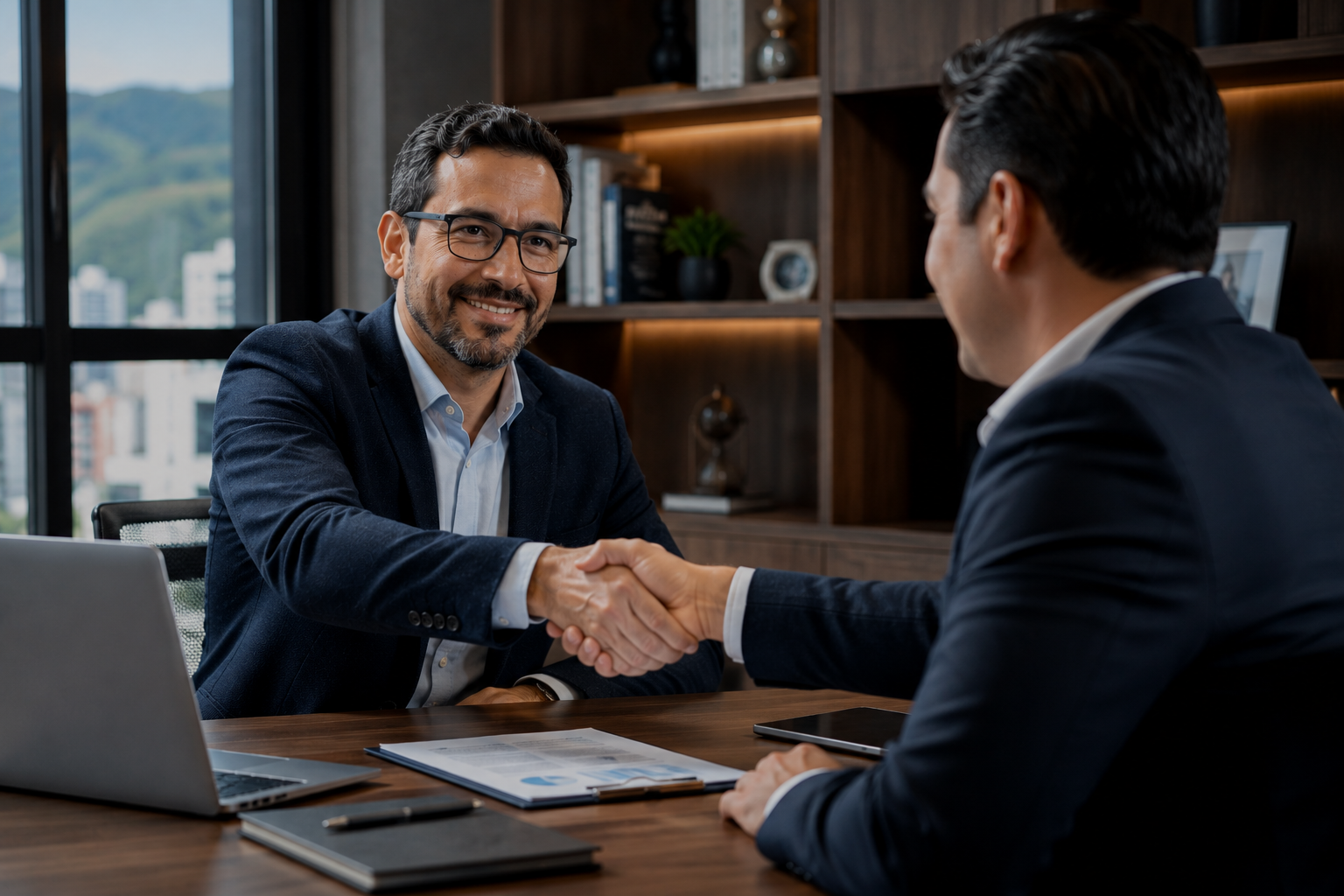 Asesor de seguros y empresario colombiano firmando contrato de seguro para pyme 2026 Asesor de seguros y empresario colombiano dándose la mano tras contratar el programa de seguros ideal para su pyme en Colombia