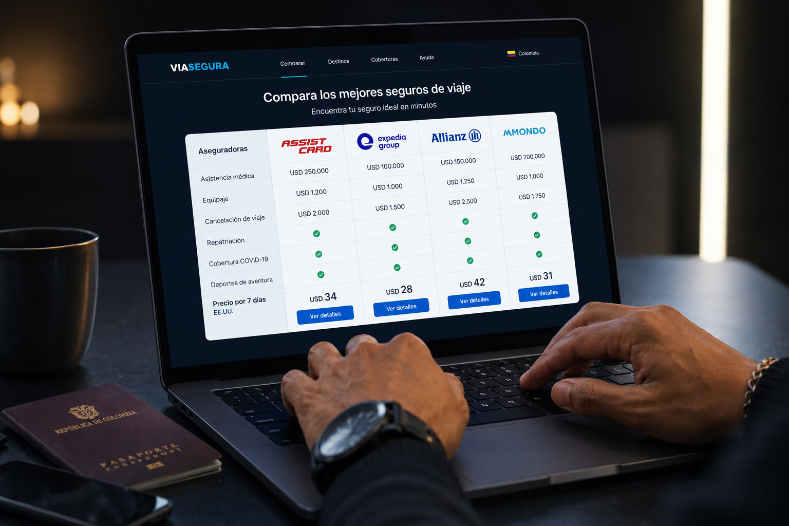 Manos colombianas comparando seguros de viaje para Estados Unidos en pantalla de laptop